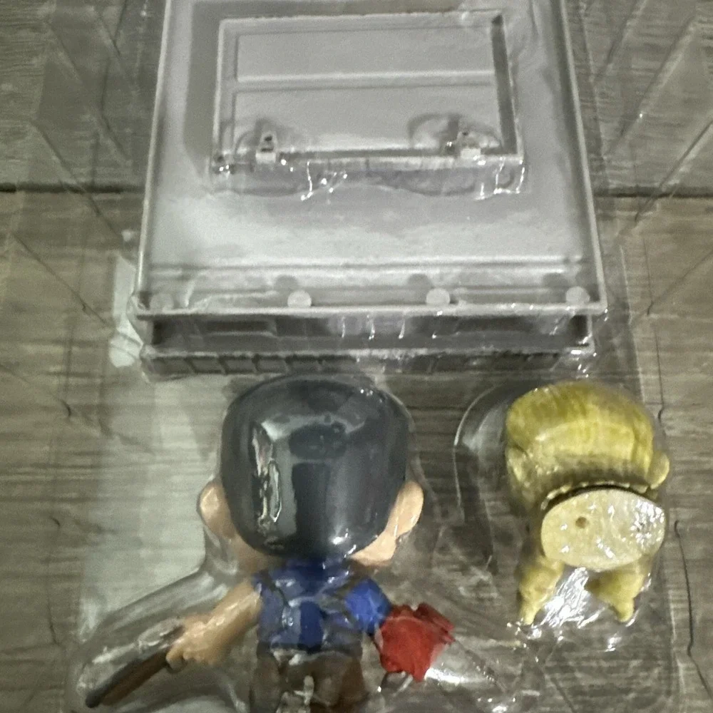 Evil Dead 2 Artist Series Ash vs Henrietta Limited‎ Edition Loot Crate Figure